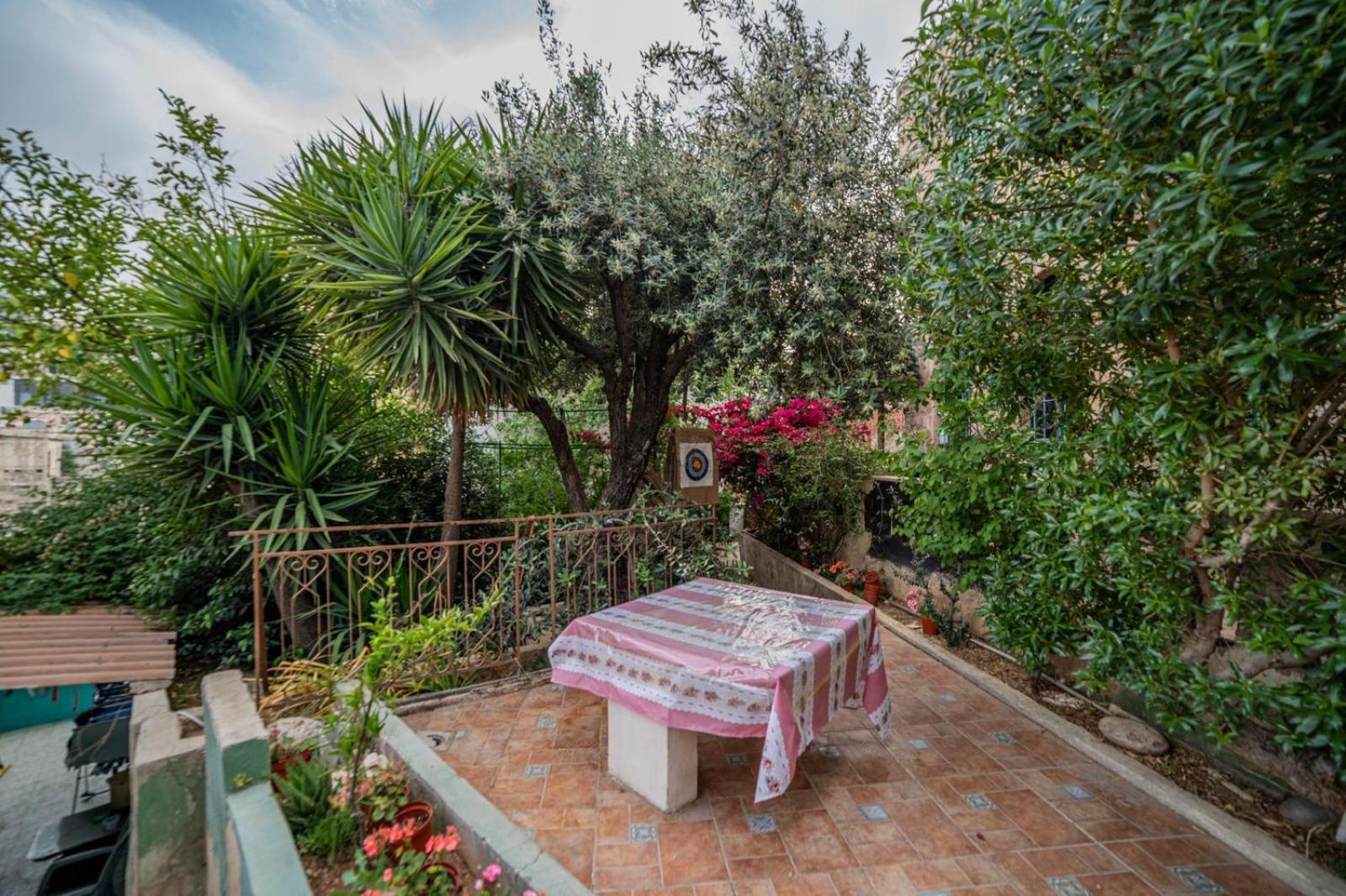 Central House With Beautiful Garden Amman Bagian luar foto