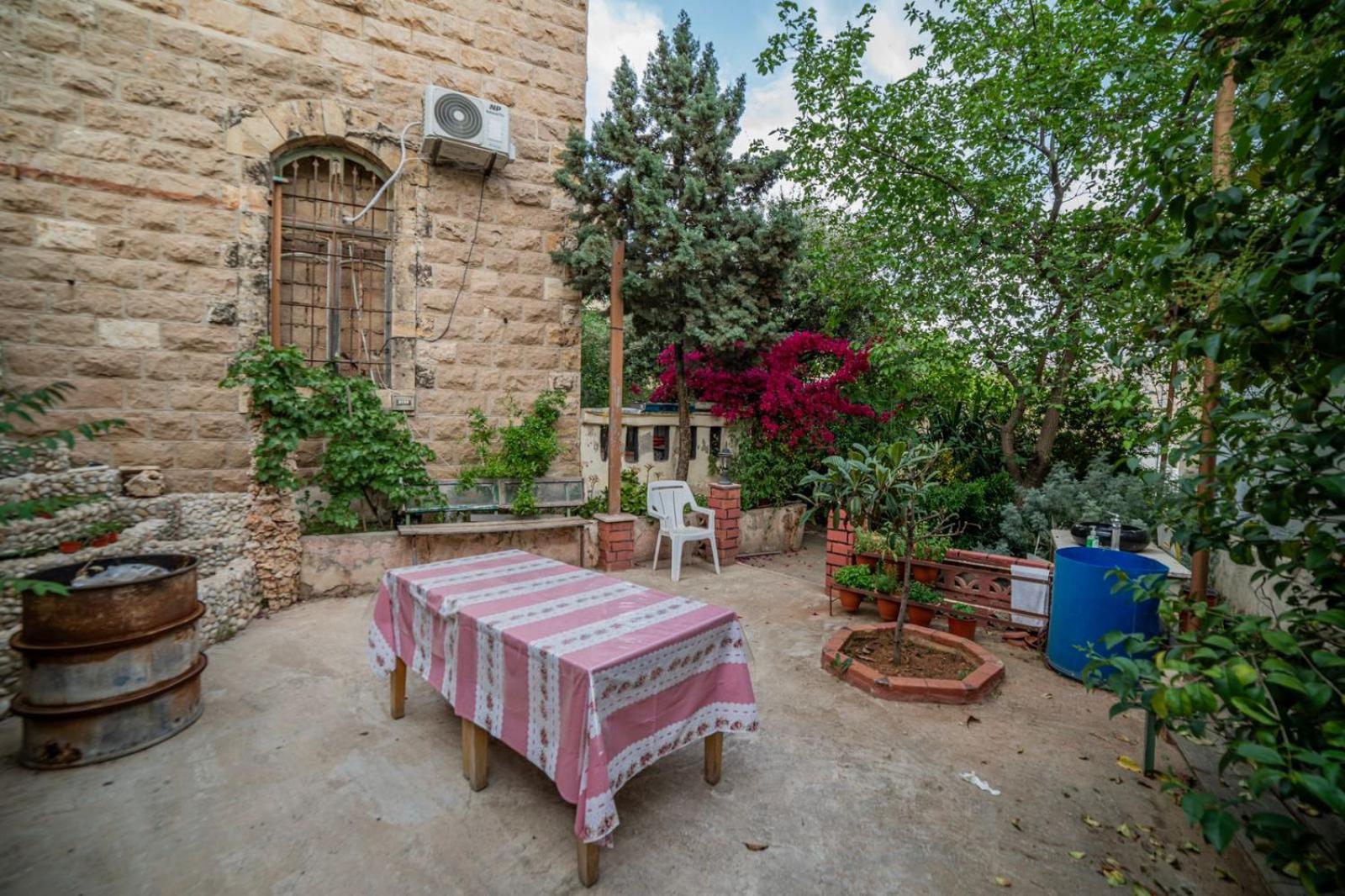 Central House With Beautiful Garden Amman Bagian luar foto
