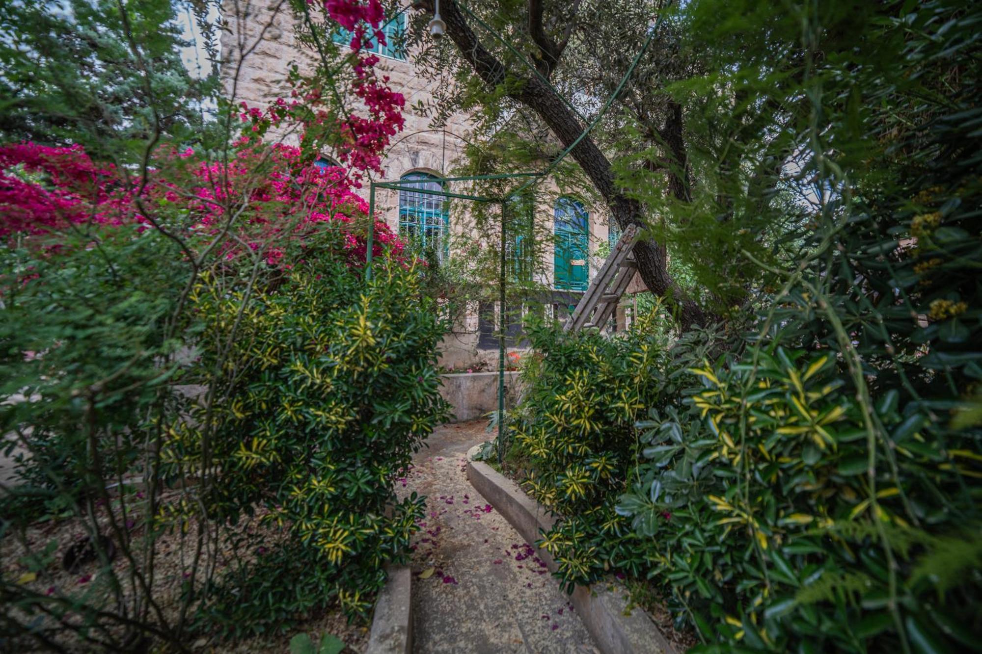 Central House With Beautiful Garden Amman Bagian luar foto