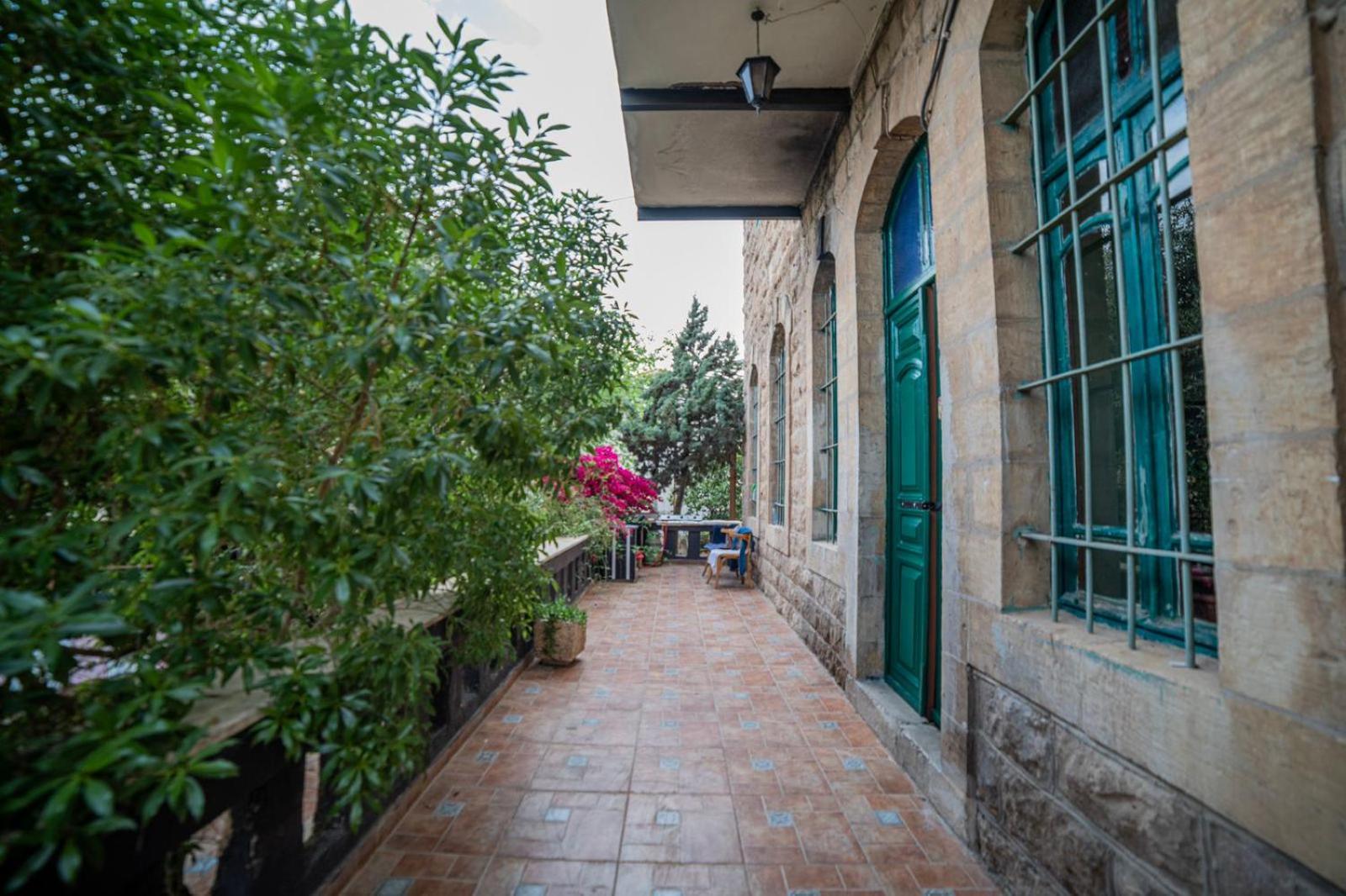 Central House With Beautiful Garden Amman Bagian luar foto